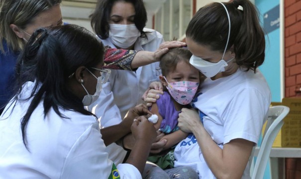 Ministrio da Sade recebe 1 milho de doses de vacina contra covid-19