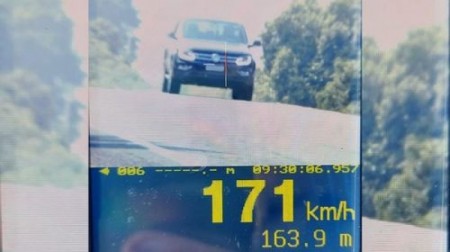 Polícia rodoviária flagra carro a 171 km/h em iacri; limite é 80km/h