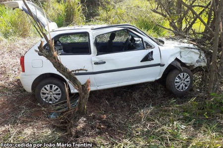 Três pessoas ficam feridas em acidente na SP-383, em Queiroz