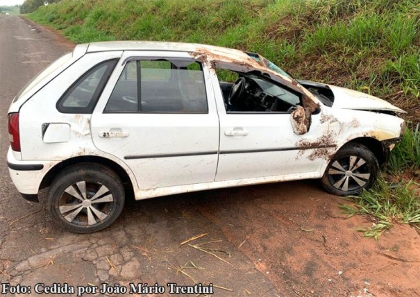 Carro colide contra barranco na rodovia que liga Tup� a Queiroz 
