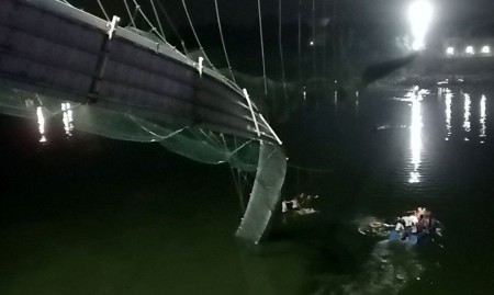 Sobe número de mortos em queda de ponte na Índia