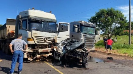 Colisão entre picape e caminhão mata uma pessoa na Rodovia Júlio Budiski