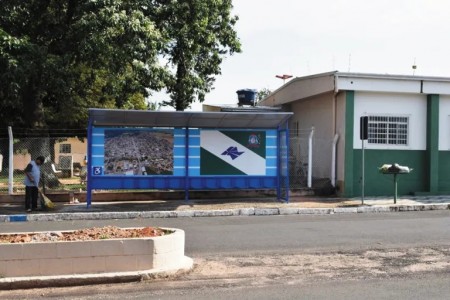 PARAPUÃ: Prefeitura realiza a instalação de pontos de ônibus