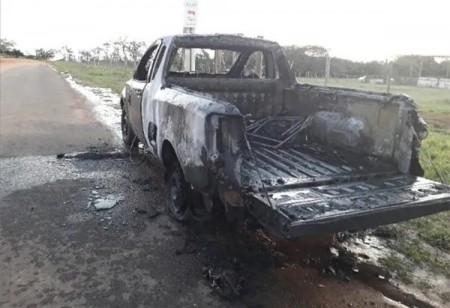 Picape pega fogo após condutor transportar churrasqueira acesa na carroceria, em Panorama