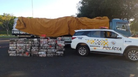 Dupla é presa por transportar quase uma tonelada de maconha entre carga de farelo de trigo
