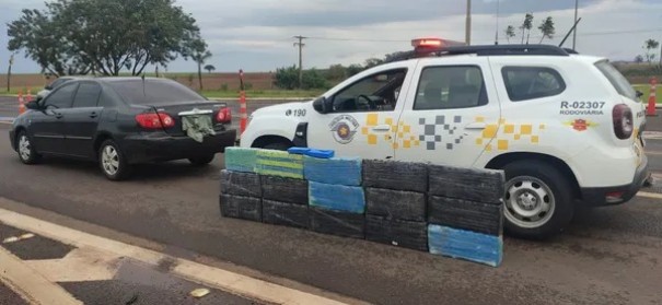 Casal  preso com mais de 220 tabletes de maconha no carro em Palmital