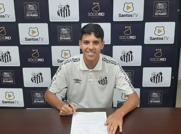 Garoto de Junqueirpolis assina contrato profissional com o Santos Futebol Clube