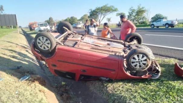 Carro capota na rodovia SP-294, pr�ximo ao Posto Ecol�gico