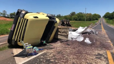Tombamento de caminhão carregado de amendoim na SP-294 deixa motorista ferido