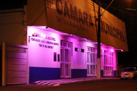 Câmara de Osvaldo Cruz ilumina prédio em apoio a campanha Outubro Rosa