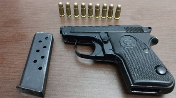 For�a T�tica de Tup� flagra motorista com arma de fogo em carro