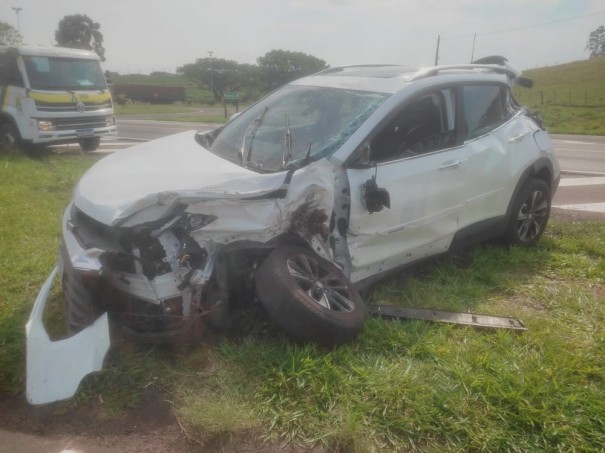 Veculo de Osvaldo Cruz se envolve em acidente na SP-425 em Parapu