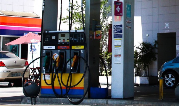 Preo da gasolina nos postos volta a subir aps 15 semanas