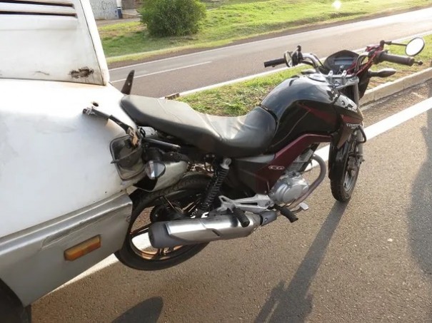 Motocicleta fica presa em caminho aps coliso traseira na SP-294, em Dracena