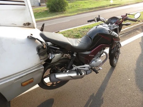 Motocicleta fica presa em caminh�o ap�s colis�o traseira na SP-294, em Dracena