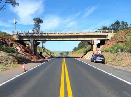 Elevação de viaduto muda tráfego na SP-425, em Martinópolis