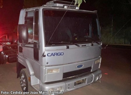 Caminhão roubado no PR é localizado pela Polícia de Iacri na SP-457