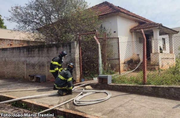 Corpo de Bombeiros combate inc�ndio em resid�ncia de Tup� 