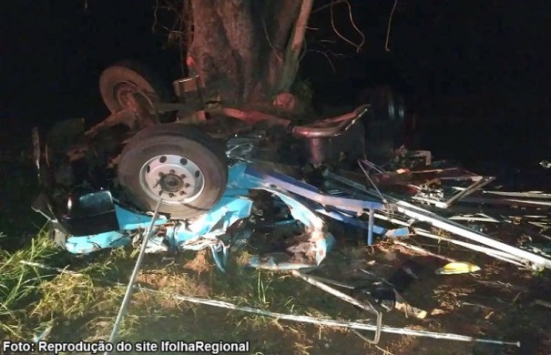 Dois homens morrem e um fica ferido ap�s caminh�o bater em �rvore em Pacaembu