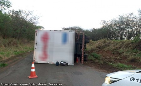 Caminhão tomba na rodovia que liga Queiroz a Herculândia 