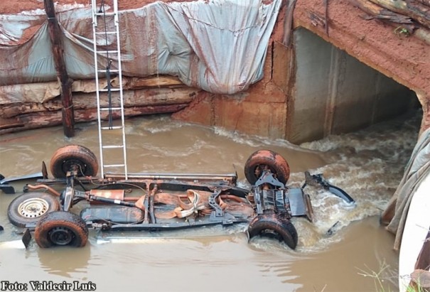 Caminhonete cai em c�rrego da vicinal que liga Bastos a SP - 425 