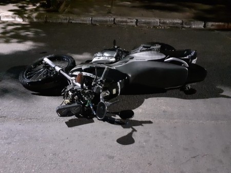 Acidente entre carro e moto deixa homem ferido em Osvaldo Cruz