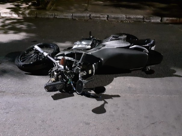 Acidente entre carro e moto deixa homem ferido em Osvaldo Cruz