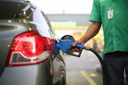Petrobras reduz preço da gasolina de novo. Combustível já caiu 19% desde julho