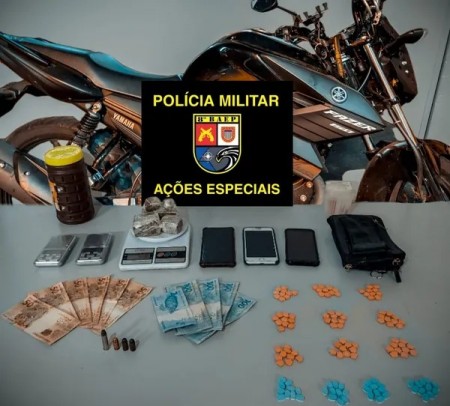 Homem que supostamente venderia drogas em evento é denunciado à PM e preso com ecstasy, maconha e munições