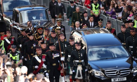 Realeza, líderes mundiais e público se reúnem para funeral da rainha