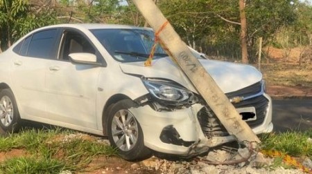 Após sofrer mal súbito, motorista bate contra poste de energia elétrica na zona leste de Tupã