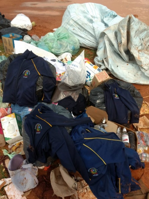 Uniformes escolares de Osvaldo Cruz s�o encontrados em lixo descartado indevidamente