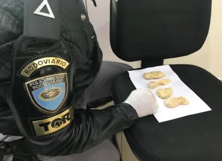 Polícia apreende mais de 160 invólucros de cocaína líquida que eram transportados em estômagos de bolivianos