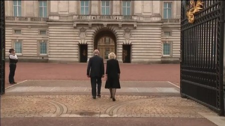 Charles III faz o primeiro discurso como rei e renova promessa de servir feita por Elizabeth II