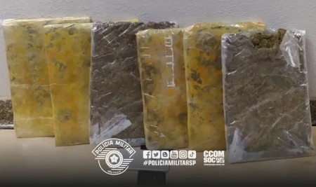 Polícia Militar encontra tabletes de skank sob roupas de bebê e prende mulher em flagrante