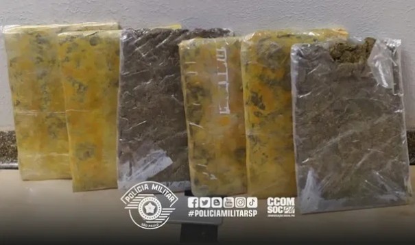 Pol�cia Militar encontra tabletes de skank sob roupas de beb� e prende mulher em flagrante