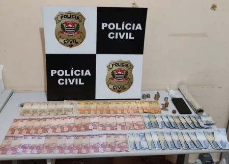 Após denúncia anônima, Polícia Civil cumpre dois mandados de busca e apreensão e apreende mais de R$ 850 e porção de maconha, em Rancharia