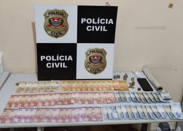 Ap�s den�ncia an�nima, Pol�cia Civil cumpre dois mandados de busca e apreens�o e apreende mais de R$ 850 e por��o de maconha, em Rancharia