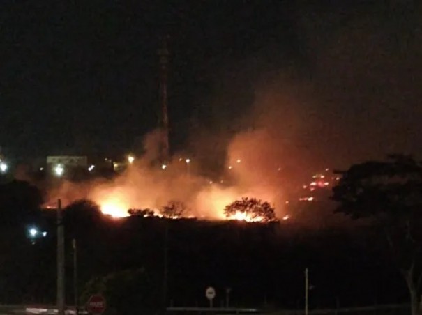 Fogo consome cerca de 2,4 hectares de vegeta��o no Jardim Itaipu, em Presidente Prudente