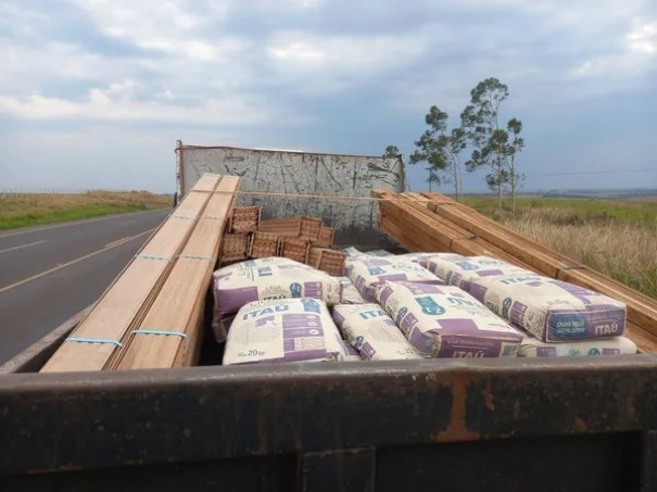 Pol�cia Ambiental apreende madeira sem documenta��o na Rodovia Jos� Jacinto de Medeiros, em Regente Feij�
