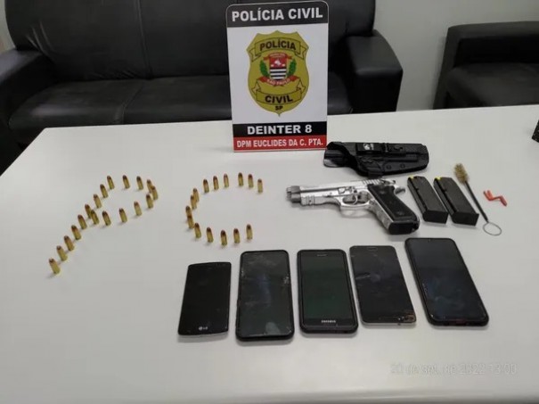 Pol�cia Civil cumpre mandados de busca e apreende pistola, muni��es e celulares em Euclides da Cunha Paulista