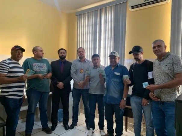 Motoristas recebem reembolso de R$ 3,6 mil ap�s terem ca�do em golpe de cursos profissionalizantes para obten��o de emprego