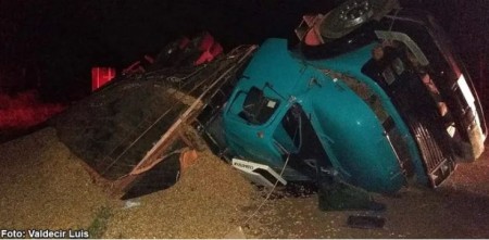 Caminhão carregado de amendoim tomba na Rodovia Brigadeiro Eduardo Gomes, em Bastos