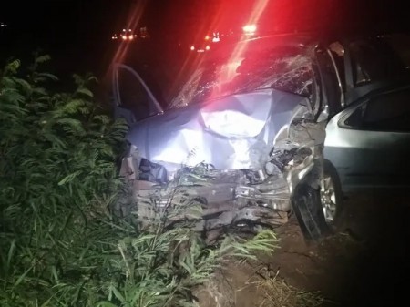 Após carro colidir com caminhão canavieiro, casal morre no acesso da Rodovia General Euclides de Oliveira Figueiredo, em Mirante do Paranapanema