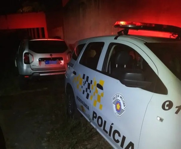 Carro subtra�do no Rio de Janeiro � localizado em abordagem policial e homem acaba preso por recepta��o