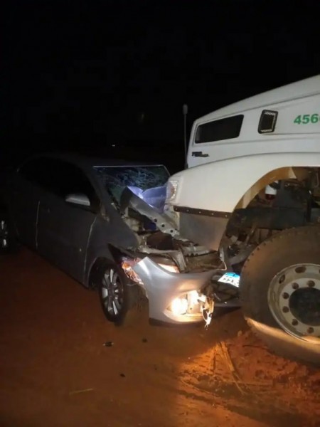 FLÓRIDA: Acidente entre carro e caminhão deixa motorista preso nas ferragens