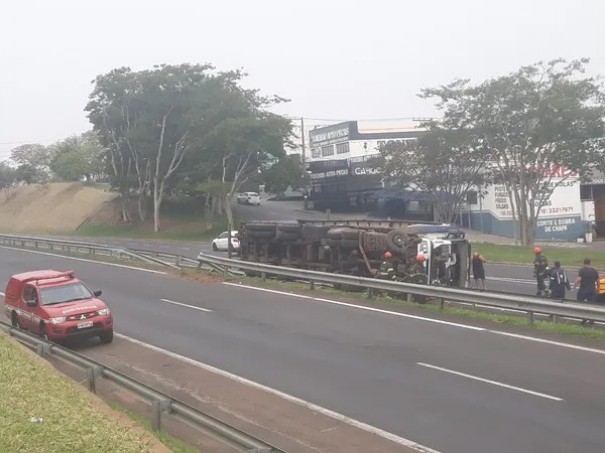 Caminh�o tomba em trecho urbano da Rodovia Raposo Tavares, em Presidente Prudente