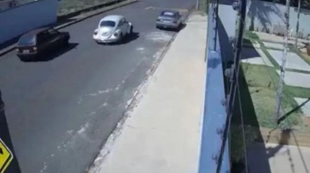 Criança fica ferida ao sofrer acidente de trânsito provocado por desentendimento entre pais