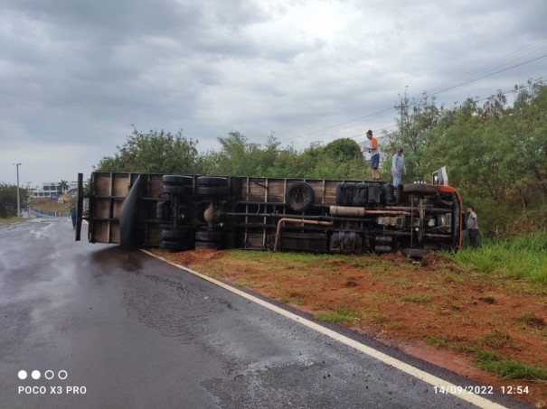Pol�cia Rodovi�ria registra tombamento de caminh�o na SP-294, em Adamantina