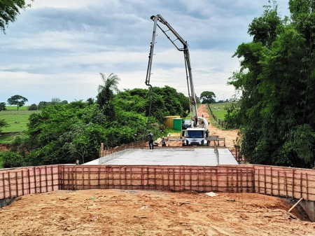 FlÃ³rida: AvanÃ§am as obras de construÃ§Ã£o da nova ponte no IndaiÃ¡ com a colocaÃ§Ã£o do tablado